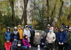 Uczniowie przy pomniku