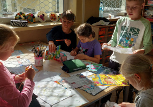 Uczniowie pracują przy stoliku