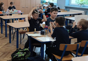 Dzieci wykonują ćwiczenie na kreatywność w parach
