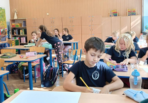Dzieci podczas zajęć świetlicowych na temat bycia życzliwym dla siebie