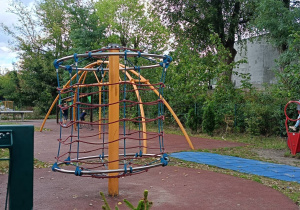Dzieci współpracują ze sobą w zabawie na placu zabaw