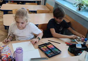 Uczennice z klasy 3b wykonują pracę plastyczną na konkurs