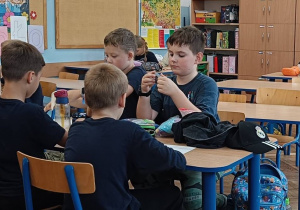 Dzieci pracują w ławkach podczas zajęć świetlicowych