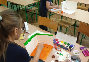 Dzieci pracują przy stoliku