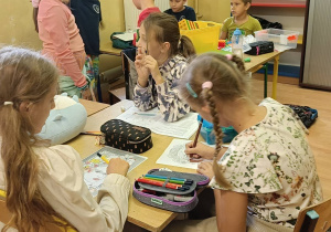Dzieci wykonują ćwiczenie na skojarzenie z barwami jesieni