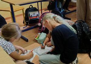 Dzieci wykonują pracę plastyczną o tematyce jesiennej