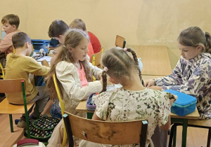 Uczennice malują jesienne kolory na wybranej kolorowance