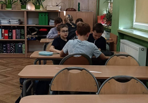 Uczniowie pracują podczas zajęć świetlicowych o pomaganiu innym w potrzebie
