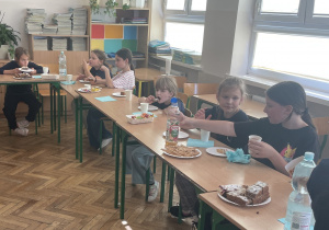 Dziewczynki siedzą w ławkach