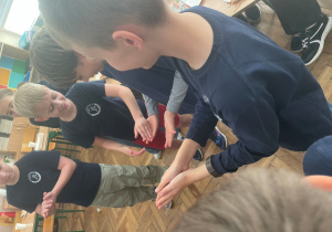 Uczniowie pokazują ręce