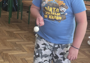 Uczeń z łyżeczką w ręku