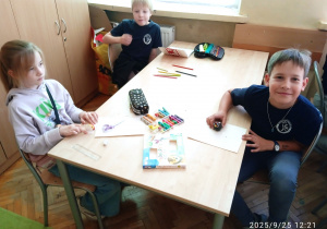 Uczniowie pokazują swoje prace