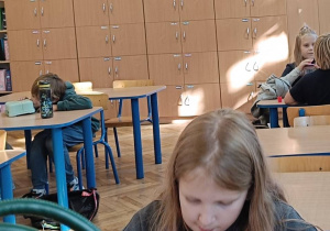 Dzieci tworzą interpretację do muzyki jesiennej