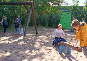 Uczniowie integrują się podczas zabaw ruchowych na świeżym powietrzu