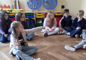 Uczennica wskazuje kolegę ręką