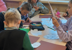 Dzieci pracują przy stoliku