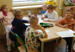 Uczniowie pracują przy stoliku