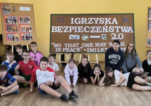 Uczniowie na sali gimnastycznej