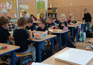 Dzieci pracują w grupie rówieśniczej podczas zajęć świetlicowych