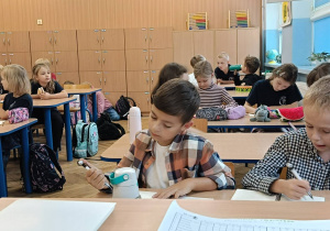 Dzieci rysują dźwięki jakie mogą wyobrazić sobie osoby niesłyszące
