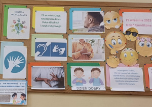 Tablica szkoły włączającej w świetlicy o osobach niesłyszących
