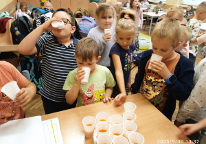 Uczniowie piją sok
