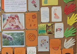 Tablica tematyczna z prezentowanymi pracami konkursowymi w świetlicy