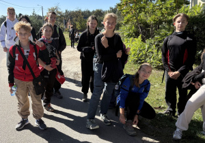 Uczniowie stoją na drodze
