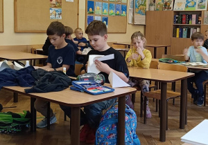 Dzieci biorą udział w zajęciach uspołeczniających o uśmiechu wobec siebie