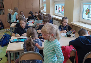 Dzieci pracują podczas zajęć świetlicowych