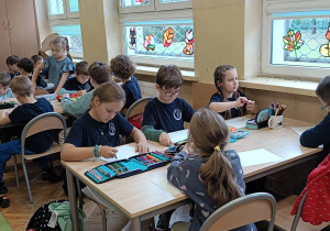 Uczniowie pracują podczas zajęć ze szkoły włączającej