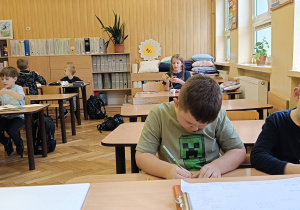 Uczniowie wykonują ćwiczenie plastyczne dotyczące uśmiechu