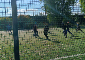 Chłopcy współpracowali ze sobą podczas rywalizacji sportowej
