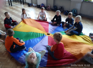 "W bajkowej krainie - zabawy integracyjne z chustą animacyjną"