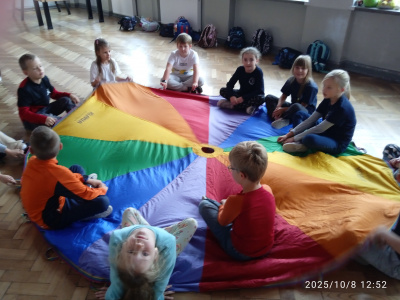 "W bajkowej krainie - zabawy integracyjne z chustą animacyjną"