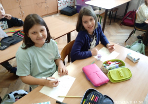 Uczennice tworzą pracę plastyczną