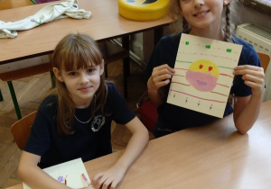 Uczennica pokazuje swoją pracę