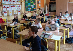Dzieci uważnie słuchają wprowadzenia do tematyki domowych zwierząt