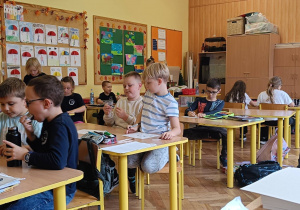 Dzieci z klasy 1 b i 2 b wykonują pracę plastyczną moje domowe zwierzątko