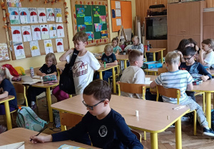 Dzieci biorą udział w kalamburach o zwierzętach domowych