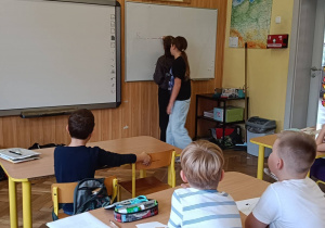 Uczennice z klasy 4b proponują hasła w zabawie w kalambury
