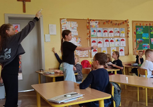 Uczennice z klasy 4b wybierają dzieci zgłaszające się do zabawy w kalambury o zwierzętach