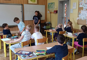Uczniowie odgadują hasła o bajkach