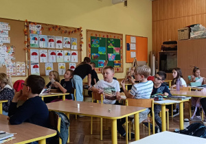 Uczniowie wspólnie biorą udział w zaproponowanych zabawach tematycznych w świetlicy