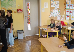 Wolontariuszki z klasy 4b proponują dzieciom na zajęciach różne zabawy tematyczne