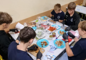 Uczniowie robią jedzenie