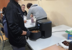 Uczeń przygotowuje posiłek