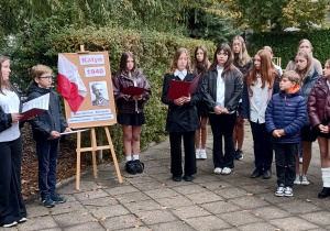 Uczniowie uczestniczą w uroczystości