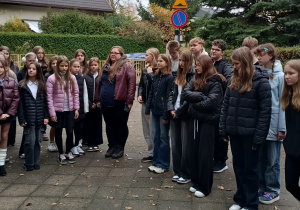 Uczniowie stoją przed Dębem Pamięci