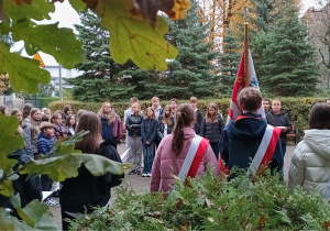 Poczet sztandarowy, pani dyrektor i uczniowie